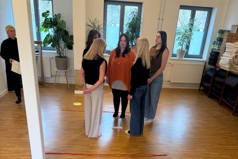 Aufstellung in der Gruppe: Frauen stehen gemeinsam im Raum