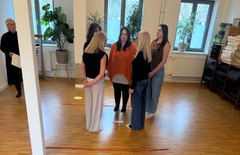 Aufstellung in der Gruppe: Frauen stehen gemeinsam im Raum